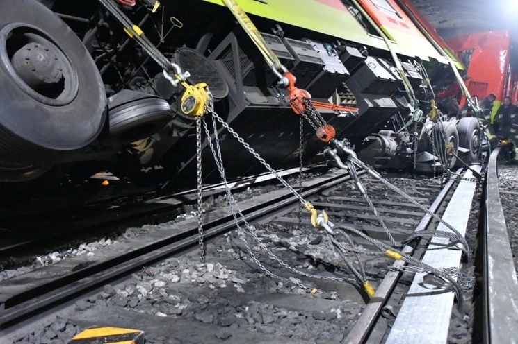 Durante cinco días se logró concluir con el retiro de 18 carros que conformaban los dos trenes involucrados. Foto Gobierno CDMX