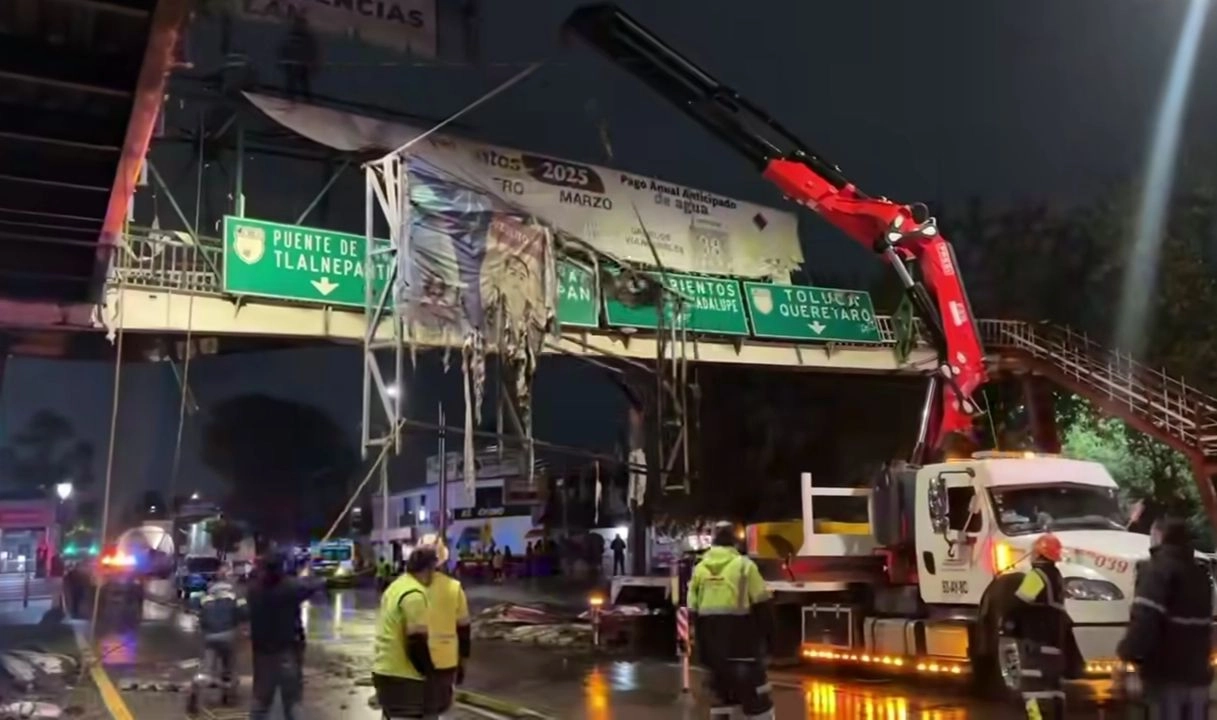Un tráiler con exceso de dimensiones impactó un puente peatonal en la Vía López Portillo en Tultitlán, Edomex, dejando restos de la estructura por la avenida. Foto 