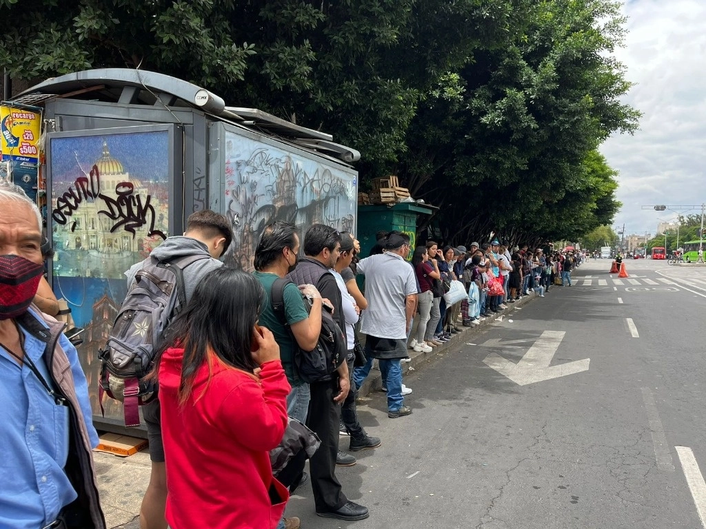 Servicio provisional de camiones RTP a usuarios afectados por la interrupción de la Línea 2 del Metro, desde la estación Normal a Tasqueña. Foto Alfredo Domínguez