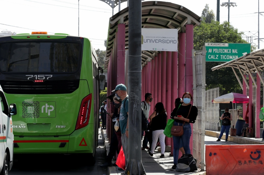 En imagen de archivo, autobuses de RTP brindan servicio a usuarios de la Línea 3 del Metro. Foto Roberto García Ortiz