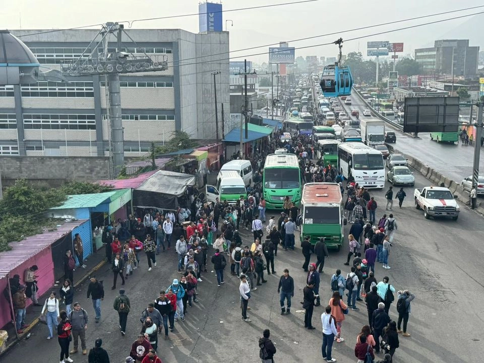 Miles de ciudadanos en el paradero del Metro Santa Martha Acatitla, en la alcaldía Iztapalapa, cerca de la estación del metro Acatitla de la Línea A del Sistema de Transporte Colectivo. 