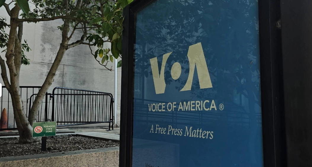 El gobierno del magnate republicano Donald Trump puso a los periodistas en licencia general y comenzó a despedir a algunos reporteros de la VOA. 