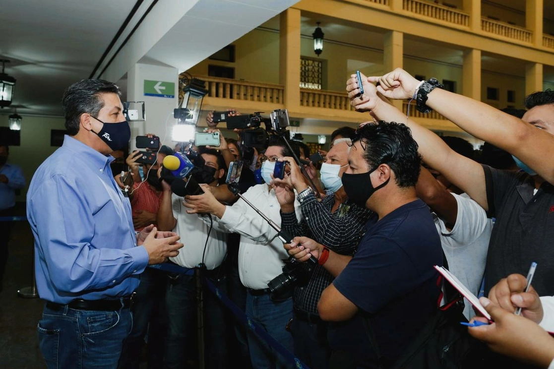 El gobernador Francisco García Cabeza de Vaca, esta mañana, en el Palacio de Gobierno de Tamaulipas. Foto tomada del Twitter @fgcabezadevaca