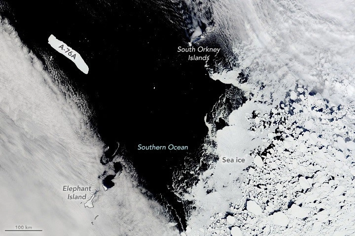 Un cielo despejado permitió que el satélite Terra de la NASA obtuviera la imagen del iceberg A-76A. Foto Europa Press