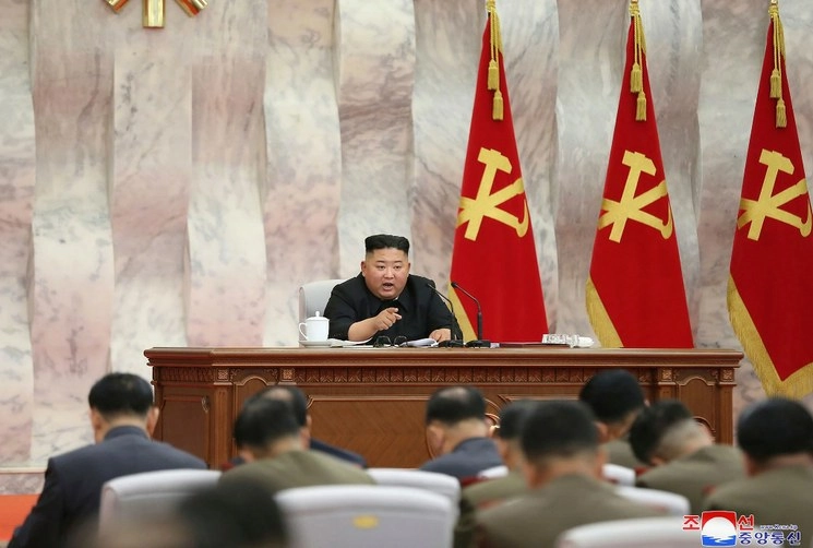 Imagen difundida el domingo 24 de mayo de 2020 por la agencia oficial norcoreana KCNA, en la que aparece el líder Kim Jong un al frente de una reunión de la Comisión Central Militar del partido gobernante. Foto vía Ap