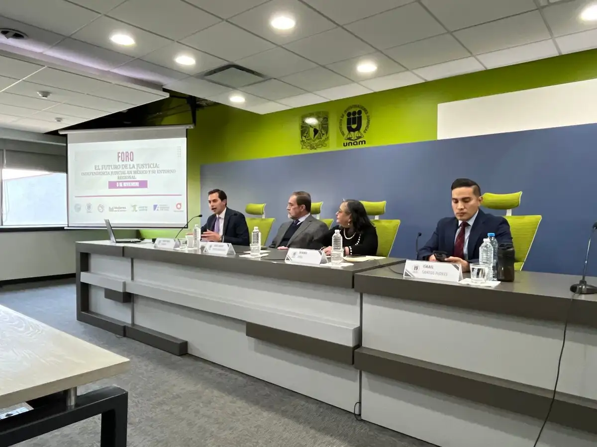 El ministro en retiro Jorge Mario Pardo Rebolledo y la ministra en retiro Norma Piña, ambos al centro, durante el foro organizado el Instituto de Investigaciones Jurídicas de la UNAM. 