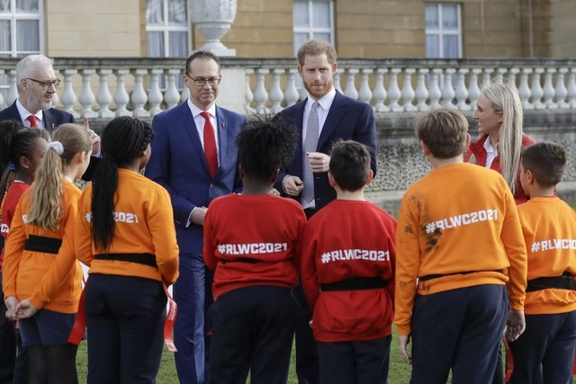 El Príncipe Enrique recibió en el Palacio de Buckingham a los niños seleccionados de la liga de Rugby. Foto Ap
