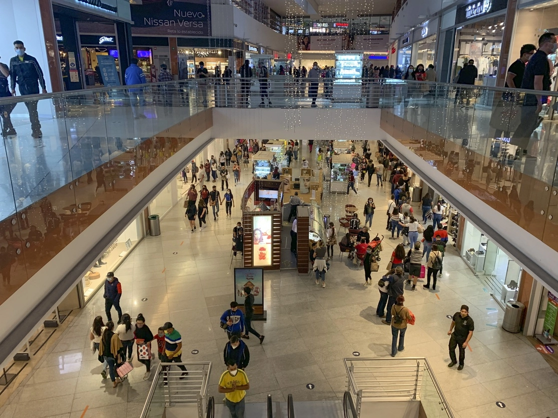 Personas en un centro comercial un día antes del cierre. Foto Víctor Camacho/ La Jornada