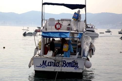 Empresas y cooperativas que ofrecen el servicio de pesca deportiva en los principales puertos del país han reforzado las acciones de desinfección de sus embarcaciones. Foto Cuartoscuro