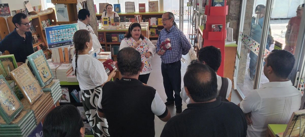La librería retoma sus actividades en un espacio de 81 metros cuadrados, con capacidad para albergar hasta 11 mil ejemplares. Actualmente ofrece más de 3 mil títulos que abarcan literatura, historia, sociología, ensayo, arte, filosofía, novela gráfica, así como libros infantiles y juveniles. Foto