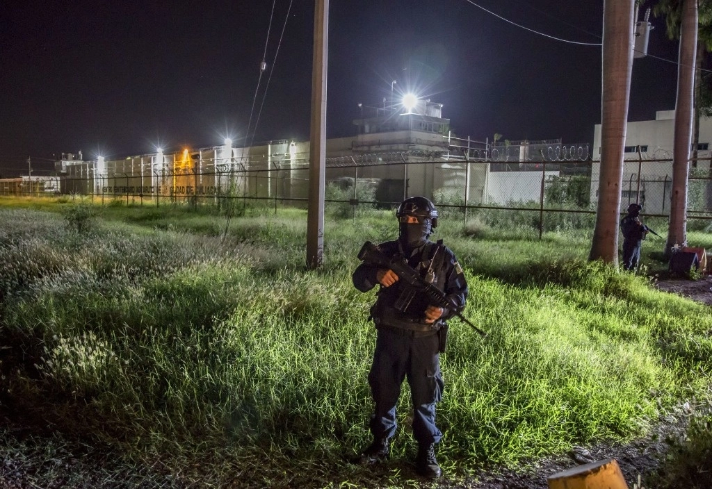 Elementos de la Policía Estatal vigilan el exterior del penal de Aguaruto, después de la fuga de 55 reos durante un motín. Foto Cuartoscuro / archivo 