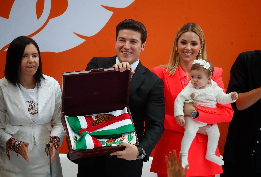 El gobernador de Nuevo León, Samuel García, su esposa Mariana Rodríguez Cantú, su hija Mariel, el día de su registro como precandidato a la presidencia por Movimiento Ciudadano, en las instalaciones del partido, en la Ciudad de México, 12 de noviembre de 2023. Foto Cristina Rodríguez