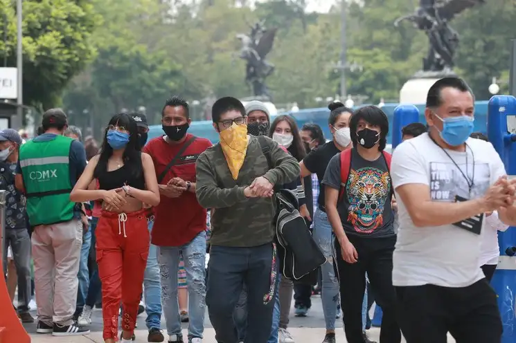 Peatones ingresan a la avenida Madero, en el Centro Histórico de la Ciudad de México durante el fin de semana. Foto María Luisa Severiano