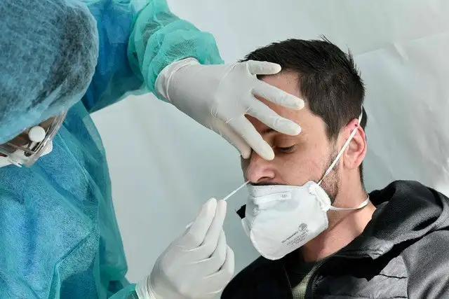 Un trabajador sanitario toma muestras de un paciente sospechoso de tener coronavirus en un centro médico en París. Foto Afp 