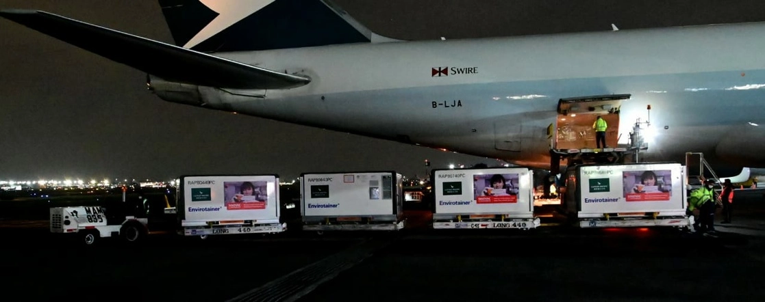 Arribo de dos millones de dosis de Sinovac, durante la madrugada de este miércoles 28 de julio en el Aeropuerto Internacional de la Ciudad de México. Foto tomada del Twitter de @SSalud_mx