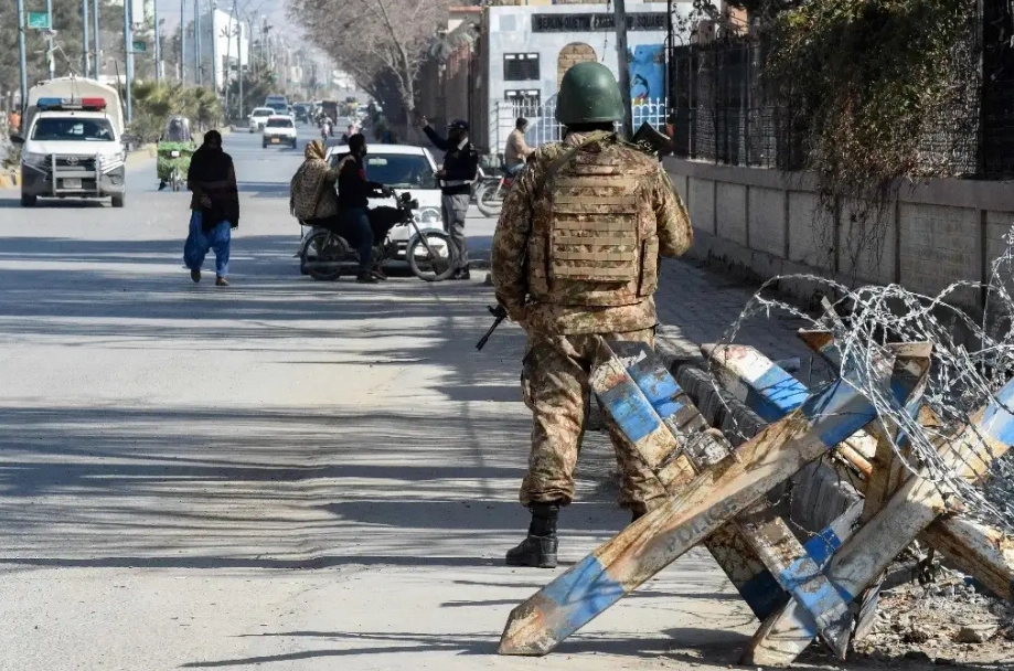 Un militar paquistaní monta guardia en una de las calles en Quetta.