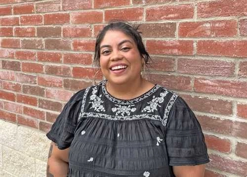 La mexico-estadunidense Kristian Hernandez, de Democratic Socialists of America, colabora en la convención a la que acudirán mil 300 delegados en Chicago.