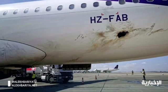 Avión alcanzado por el ataque del dron hutí en el aeropuerto internacional de Abha, en Arabia Saudita. Foto Ap

