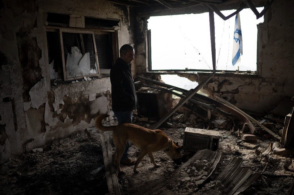 Casa dañada en el kibutz de Manara, al norte de Israel, por el impacto de un misil lanzado desde Líbano, el 28 de noviembre de 2024. Foto Ap