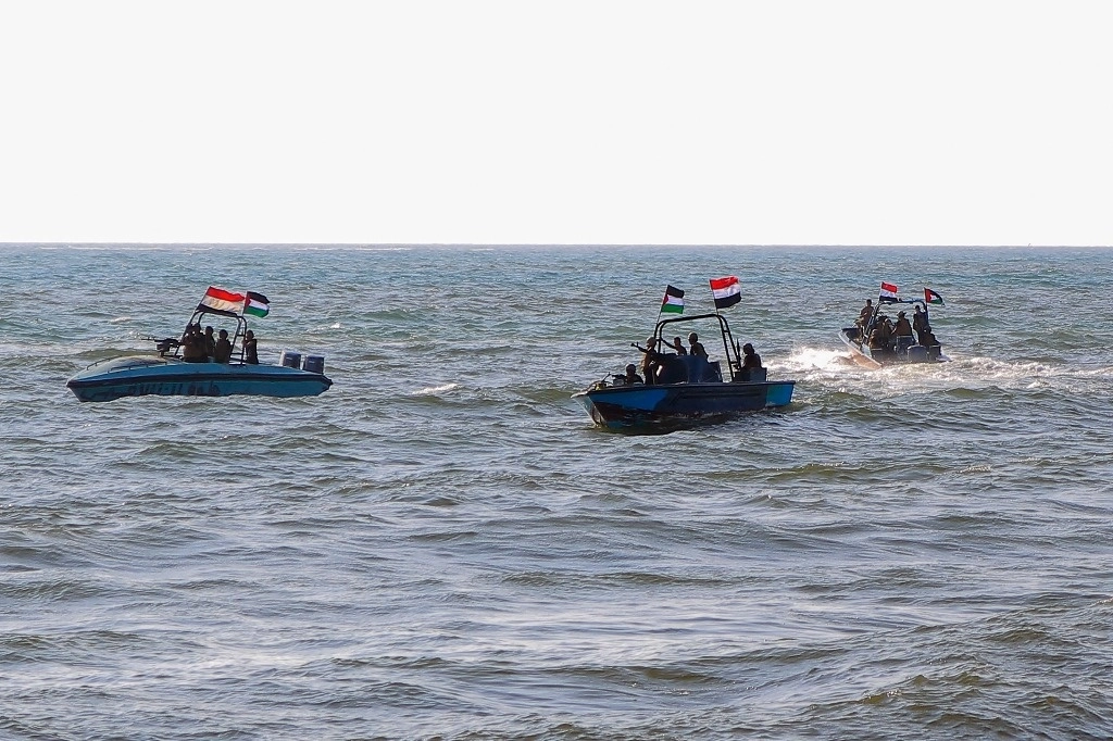 Miembros de la Guardia Costera de Yemen afiliados al grupo hutí patrullan el mar mientras los manifestantes marchan por la ciudad portuaria de Hodeida, en el Mar Rojo. Foto Afp