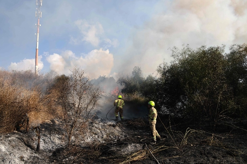 Socorristas apagan un incendio en un lugar abierto en Lod, cerca de Tel Aviv, causado por un misil disparado desde Yemen, el 15 de septiembre de 2024. Foto Afp