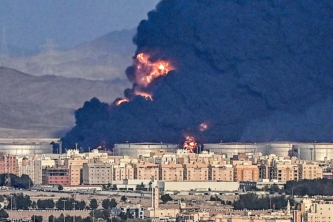 Incendio en instalaciones petroleras en Yedá, Arabia Saudita; el siniestro fue provocado por ataques de rebeldes yemeníes respaldados por Irán. Foto Afp