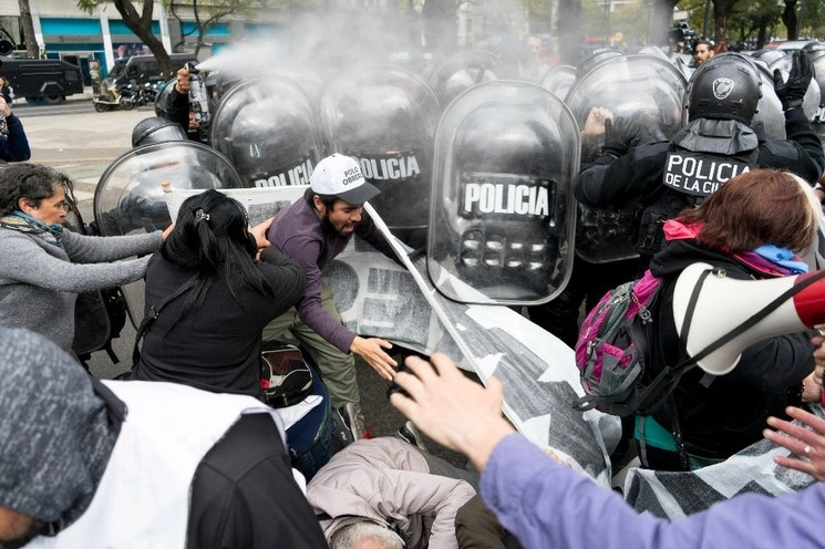 Policías reprimen manifestación en Buenos Aires, Argentina, el 11 de septiembre de 2019. Foto Ap