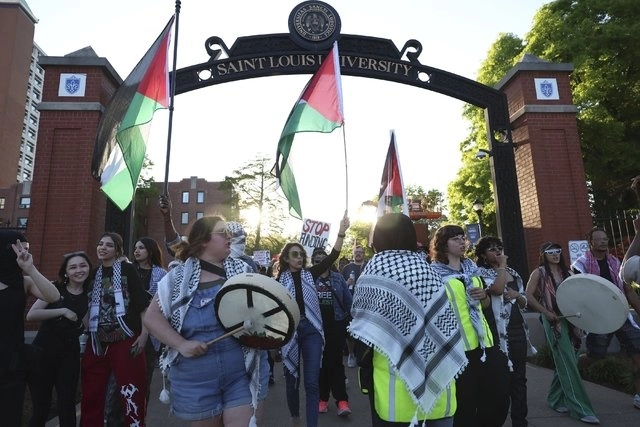 Manifestantes pro Palestina protestan en el campus de la Universidad de St. Louis. Foto Ap