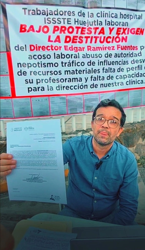 El médico Favio Lara Galván, se declaró en huelga de hambre en las afueras de la clínica del ISSSTE, en demanda de la destitución del director del nosocomio, Edgar Ramírez Fuentes. Foto La Jornada