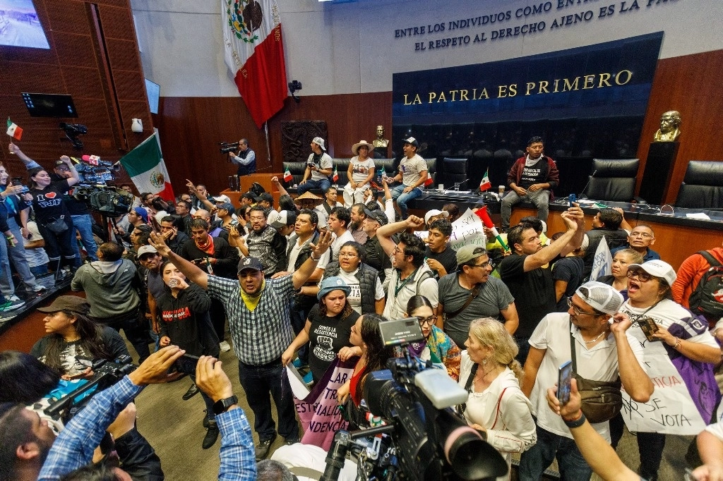 Trabajadores del Poder Judicial Federal tomaron el pleno del Senado para después trasladarse a Eje Central y Tacuba para intentar llegar a la sede alterna en Xicotencatl. Foto Pablo Ramos