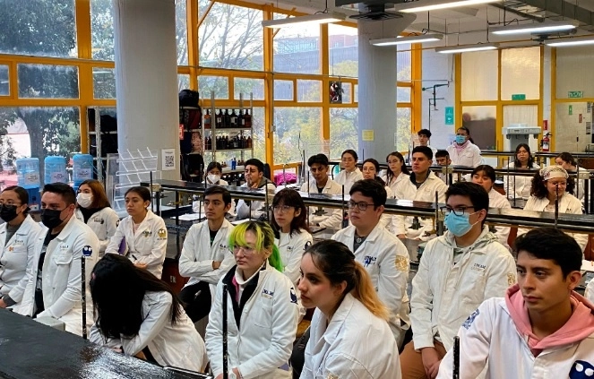 Una estudiante de quinto semestre de la carrera de ingeniería química metalúrgica, comentó que sus profesores les reiteraron que, derivado del paro, se extenderá el semestre. Foto Facultad de Química