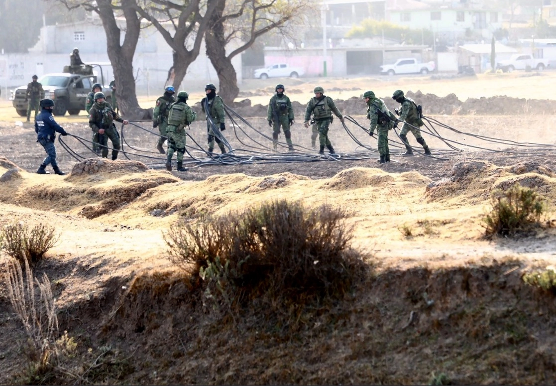 Policías de Hidalgo, apoyados por integrantes del Ejército y de la Guardia Nacional, apresaron en Cuautepec de Hinojosa a uno de los principales cabecillas del robo de hidrocarburos en ductos de Pemex, así como a uno de sus cómplices.’El Concho’ fue liberado la semana pasada por una jueza en Tula de Allende, al desestimar pruebas en su contra. En predios del lugar se localizaron dos centros de distribución del energético y drogas. También se aseguraron mil 500 metros de manguera y combustible. Foto ‘La Jornada’