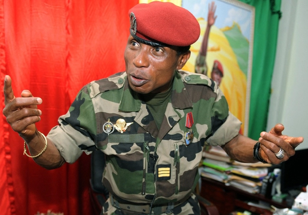 El jefe de la junta militar de Guinea, el Capitán Moussa Dadis Camara, en Conakry, el 30 de septiembre de 2009. Foto Afp