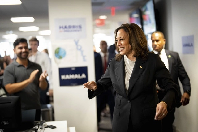 Kamala Harris llega a la sede de su campaña en Wilmington, Delaware. Foto Ap