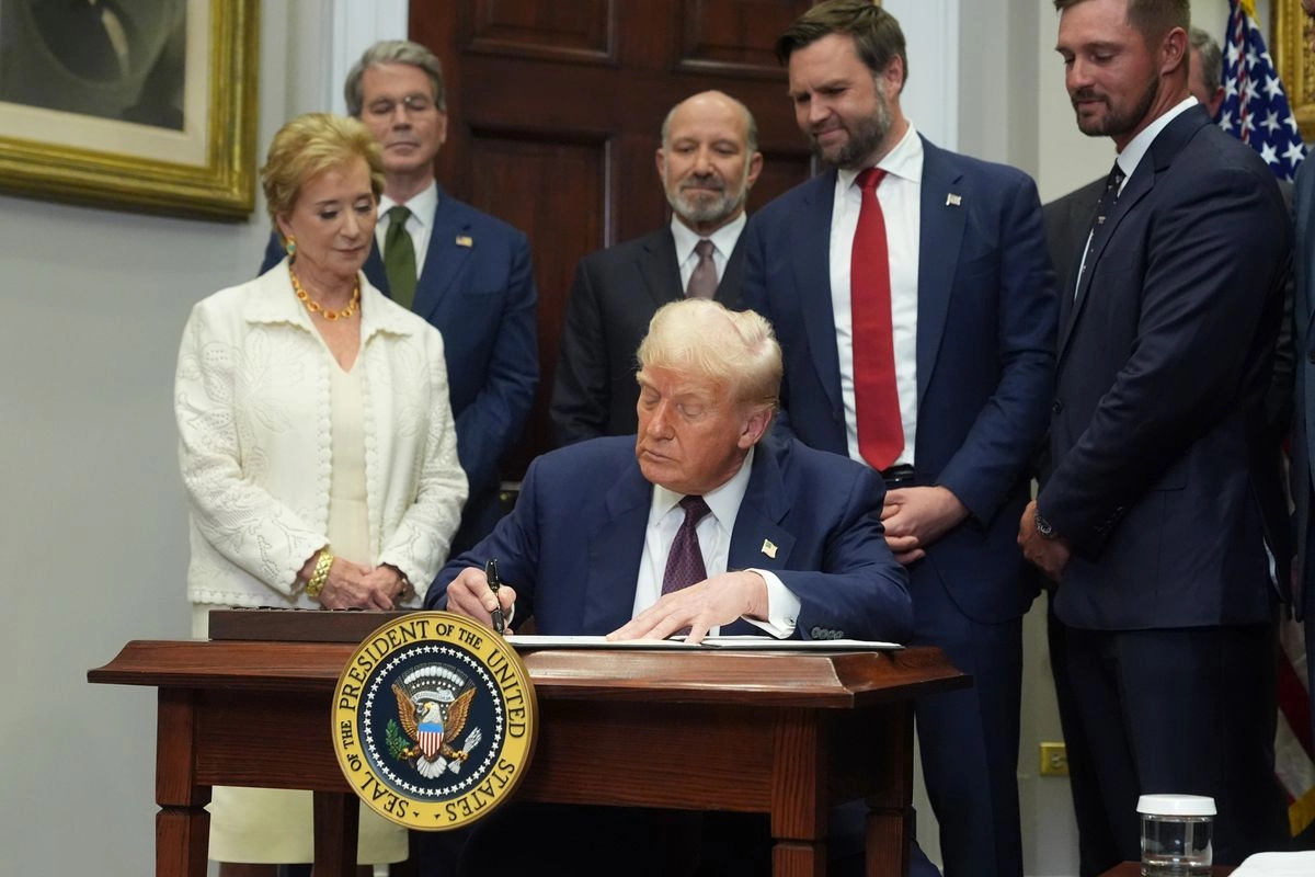 El presidente Donald Trump firma una orden ejecutiva el jueves 31 de julio de 2025 en la Sala Roosevelt de la Casa Blanca, en Washington. Foto
