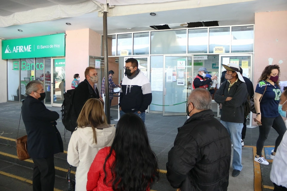 Capitalinos, en su mayoría adultos mayores, acuden a la Secretaría de Finanza, para realizar sus pagos y ponerse al corriente. Foto Cuartoscuro