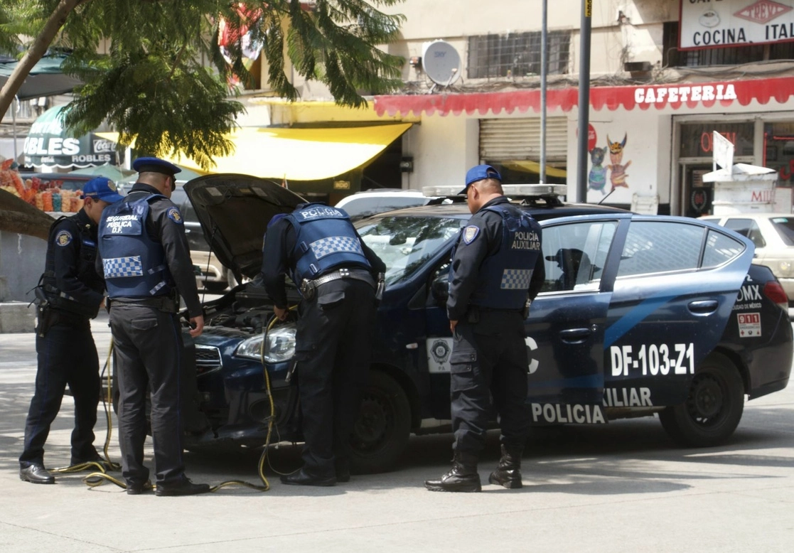 Elementos de la Policía Auxiliar de la Ciudad realizan maniobras a una patrulla. Foto Cuartoscuro / Archivo