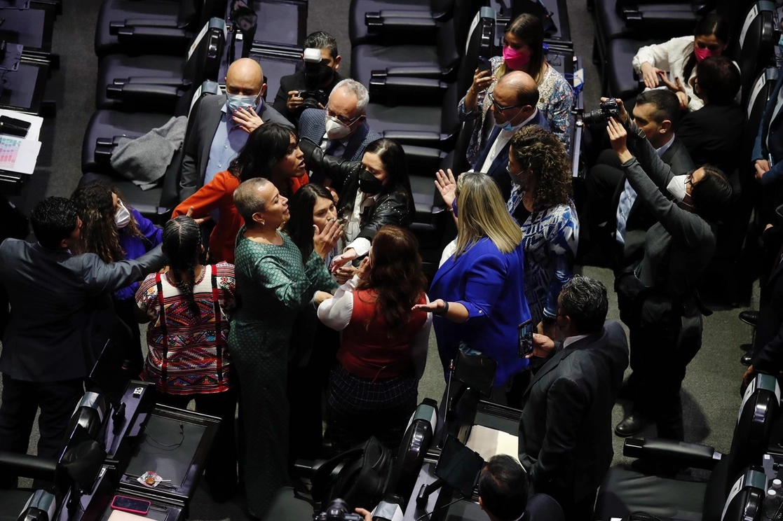 Legisladoras de las bancadas de Morena y del PAN se enfrentaron por el tema del incendio de la guardería ABC durante la sesión de la Cámara de Diputados, en la Ciudad de México, el 23 de febrero de 2022. Foto Cristina Rodríguez