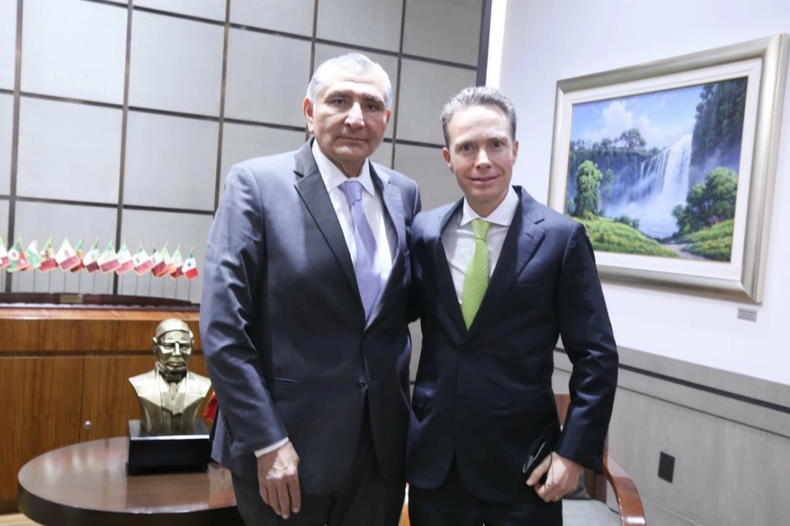 Según Alejandro Moreno, líder del PRI, el secretario Adán Augusto López (izquierda) lo mandó a amenazar a través del senador del Verde, Manuel Velasco (derecha). Foto tomada de la cuenta de Twitter @VelascoM_/ Archivo 
