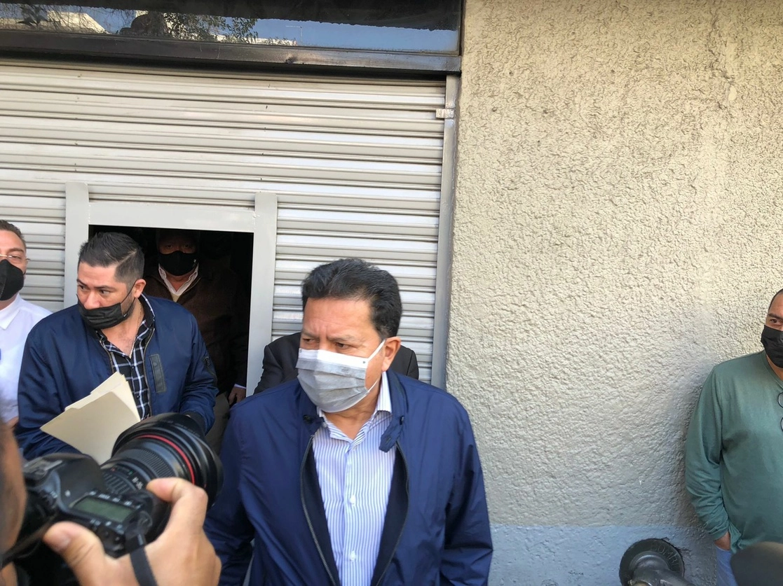 Ricardo Aldana Prieto acudió a las instalaciones del sindicato para registrarse como candidato a secretario general, el 19 de enero de 2022. Foto Jared Laureles 
