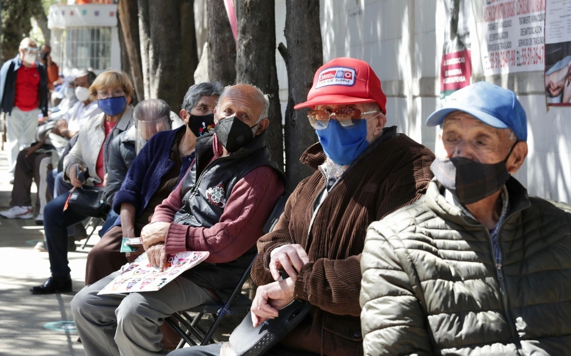 Adultos mayores hacen fila para cobrar su pensión en la Ciudad de México. Foto Roberto García Ortiz / Archivo