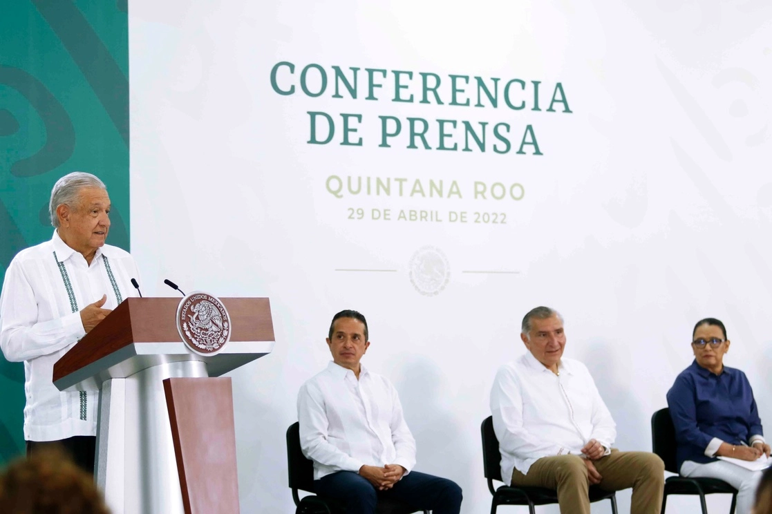 El presidente Andrés Manuel López Obrador durante su conferencia matutina realizada en Isla Mujeres, Quintana Roo. A su izquierda, el gobernador de la entidad, Carlos Joaquín González, el secretario de Gobernación, Adán Augusto López, y la titular de la Secretaría de Seguridad, Rosa Icela Rodríguez, el 29 de abril de 2022. Foto cortesía Presidencia