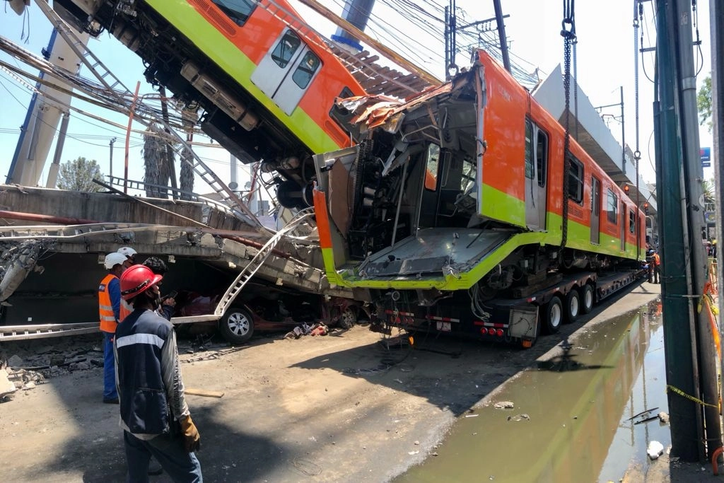 Ayer, durante el retiro de los restos del tren dañado por el incidente de la Línea 12 del Metro la noche del lunes. Foto Luis Castillo