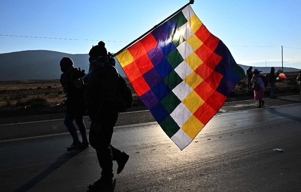 Un partidario del expresidente boliviano (2006-2019) Evo Morales Ayma sostiene una bandera Wiphala mientras participa en la llamada "Marcha para Salvar Bolivia -contra su ex aliado, el líder izquierdista Luis Arce- en Ayo, Bolivia, el 22 de septiembre de 2024. Foto Afp