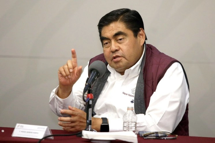 El gobernador de Puebla, Luis Miguel Barbosa Huerta, cuestionó al Insabi por entregar una lista de insumos incompletos. En la imagen, durante una conferencia de prensa el 25 de marzo de 2020. Foto Cuartoscuro