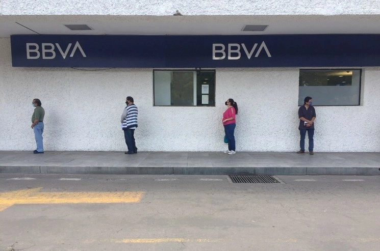 Aspectos de una sucursal de BBVA durante la pandemia en la Ciudad de México. Foto Cristina Rodríguez / Archivo