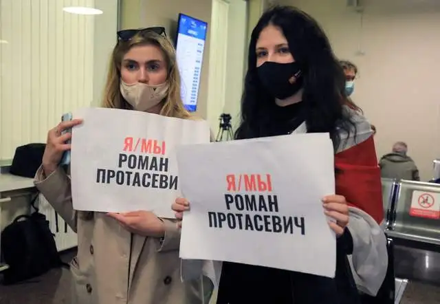 Mujeres protestan contra la detención del periodista y opositor bielorruso Roman Protasevich en el área de llegadas de la aerolínea Ryanair, en Atenas, Grecia. Foto Afp 