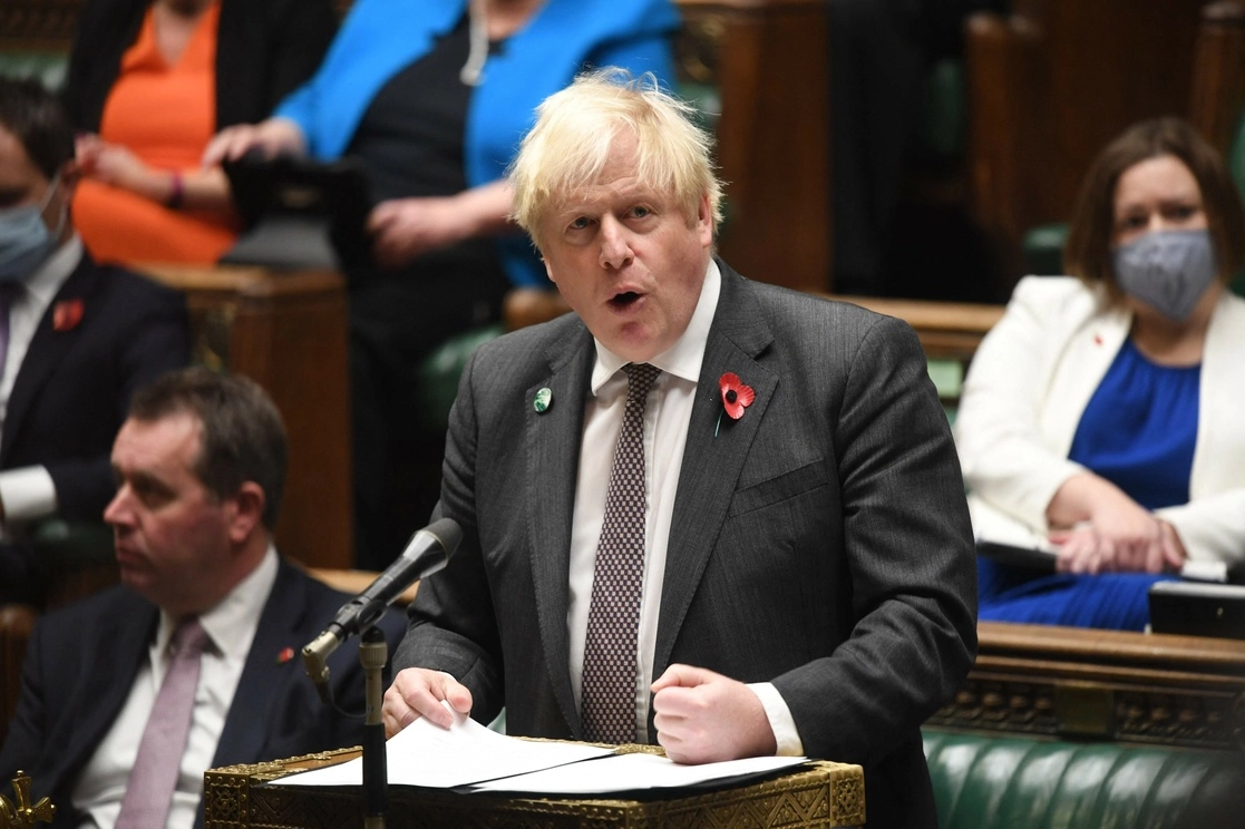 La semana pasada, el primer ministro británico, Boris Johnson, causó indignación al dar su apoyo a una reforma de las reglas parlamentarias para evitar sanciones a un diputado conservador, en el centro de las críticas por sus actividades de "lobbying". En la imagen, el mandatario en el Parlamento del Reino Unido. Foto Afp / Archivo