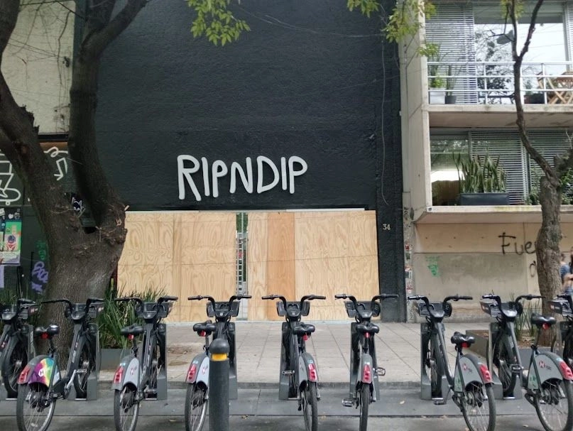 Una tienda de ropa fue saqueada por varios manifestantes que rompieron sus escaparates. Foto 