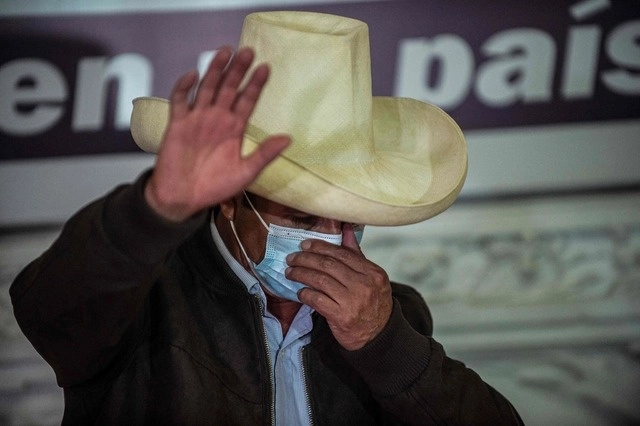 El candidato presidencial izquierdista Pedro Castillo rechazó los llamados a anular las elecciones por supuesto fraude, formulados por políticos de derecha que apoyan a la candidata Keiko Fujimori, el 15 de junio de 2021. Foto Afp 